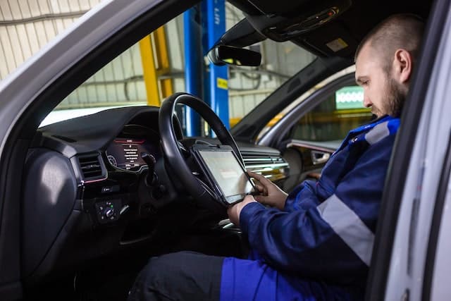 man uses a rugged tablet with built-in RFID reader